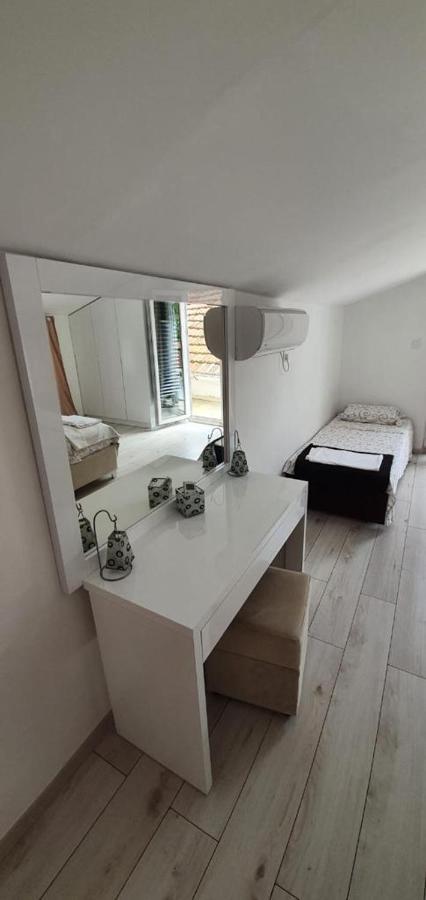 Sea Side Apartment Kotor Buitenkant foto